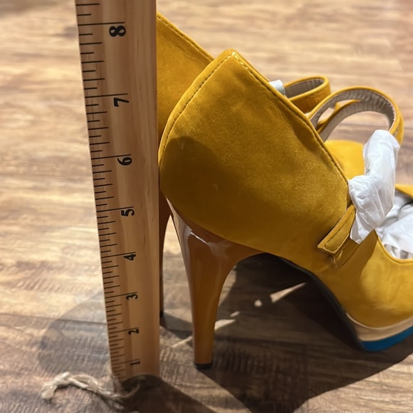High platform stiletto heels velvety yellow gold and blue shoes by Qupid - Picture 6 of 10